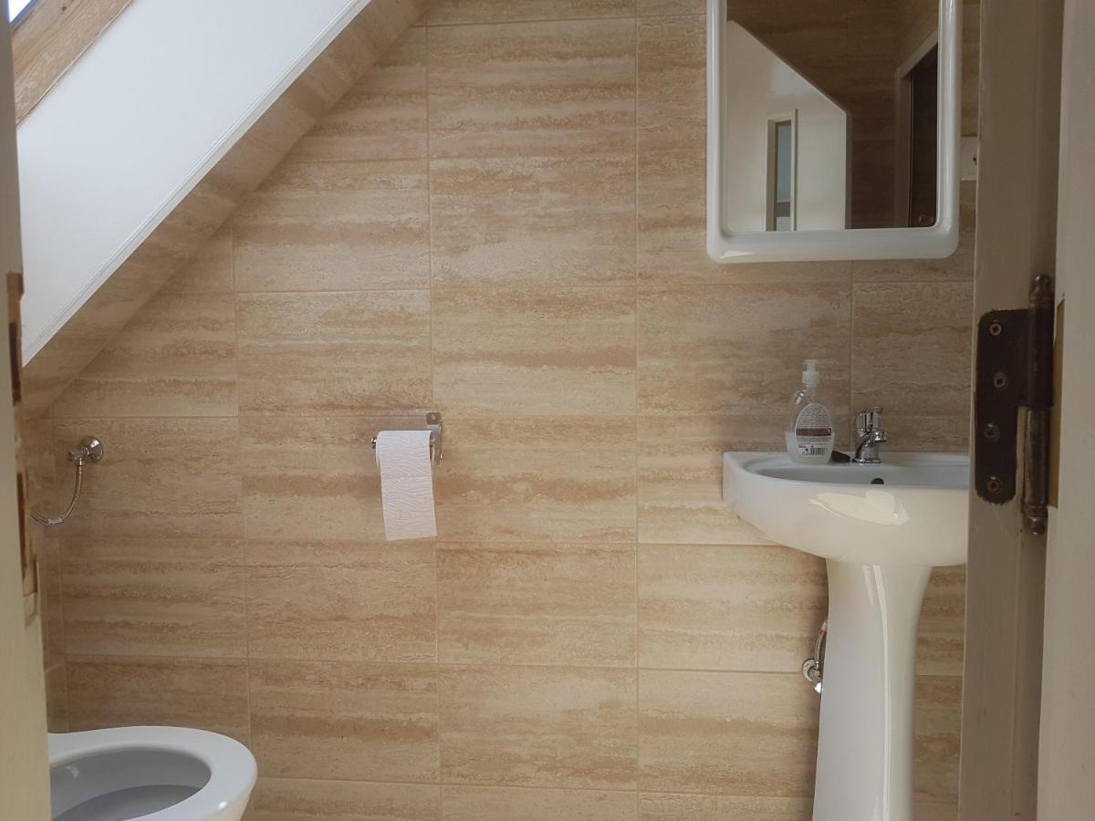 Lara Guest House Sfantu Gheorghe  ภายนอก รูปภาพ